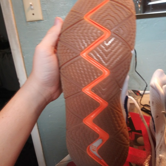 Kyrie 4 - Picture 5 of 8